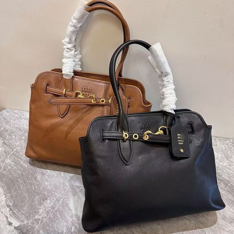 Miu Miu's new vintage large-capacity tote briefcase is fashionable and versatile, suitable for shoulder, underarm, or hand carry, and is a shell-shaped bag for women Miu Miu's new vintage large-capacity tote briefcase is fashionable and versatile, suitable for shoulder, underarm, or hand carry, and is a shell-shaped bag for women