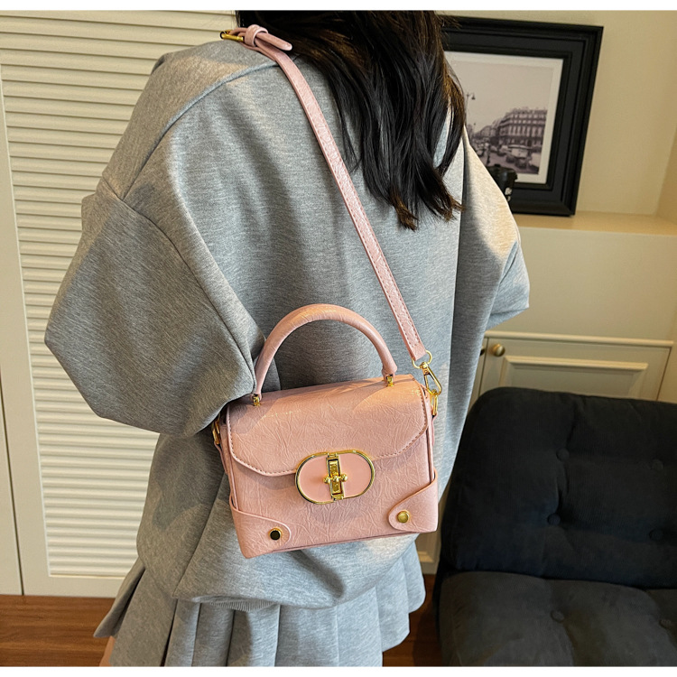 This year, the trendy square box bag for women in 2025 is a new, fashionable, versatile and high-quality single-shoulder crossbody bag undefined
