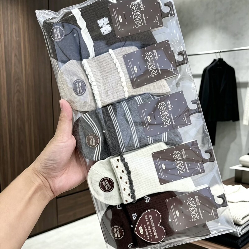 New autumn and winter styles: Korean and Japanese-inspired, cute and fresh mid-calf socks, cocoa brown bear cartoon socks, sporty and trendy socks New autumn and winter styles: Korean and Japanese-inspired, cute and fresh mid-calf socks, cocoa brown bear cartoon socks, sporty and trendy socks