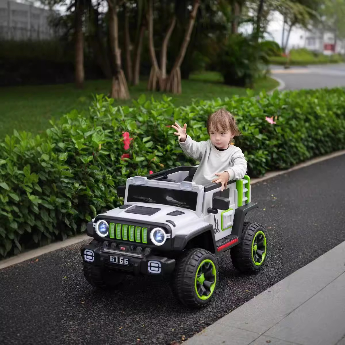 Jeep eléctrico todoterreno de cuatro ruedas para niños, coche recargable para niños y mujeres, coche de juguete de batería de control remoto, 4WD image 5