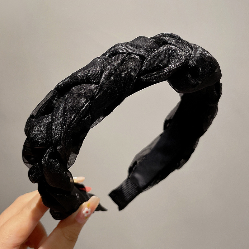 Una diadema de malla negra