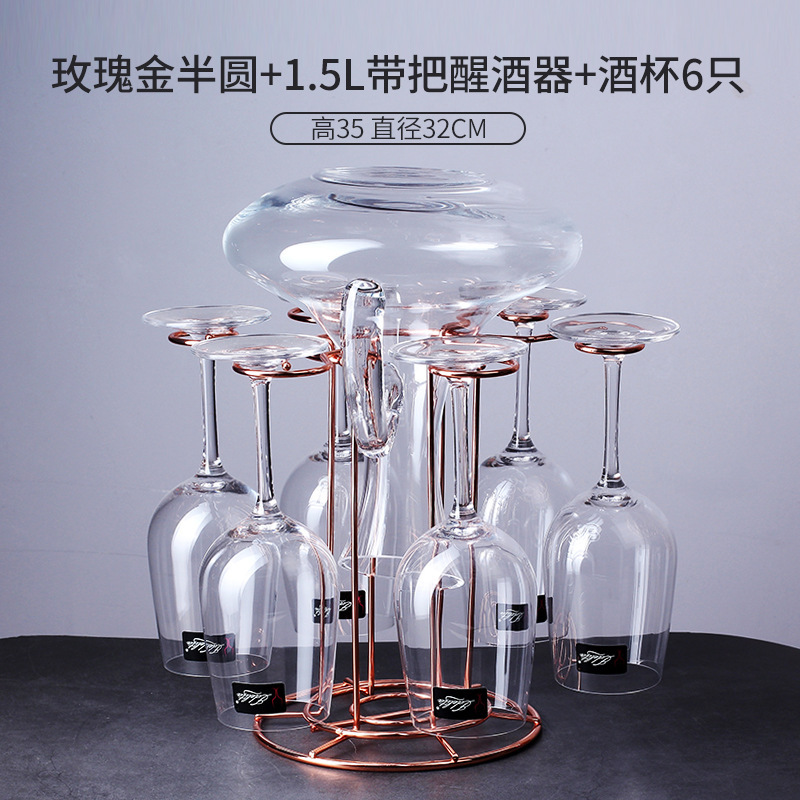 軽くて豪華な風の金色の酒の箱はワインの棚を飾ってワインの棚のワインの杯の棚を並べます。|undefined