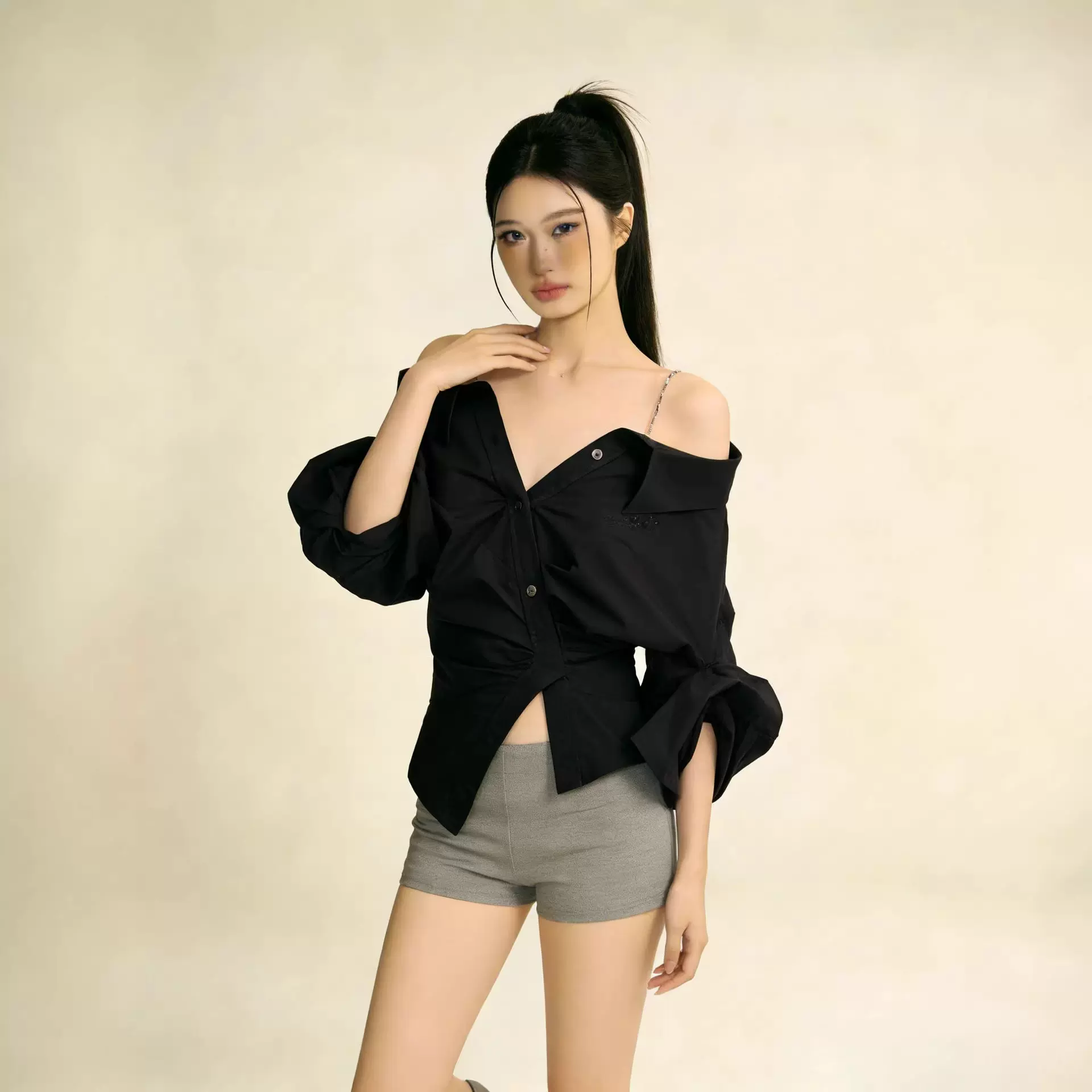 定制新款女黑色露肩衬衫褶皱收腰不规则下摆泡泡袖辣妹风个性上衣