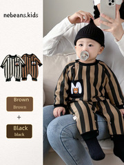 潮款嬰幼兒衣服2024春季新品男女寶色織條紋M字母連身衣爬服哈衣