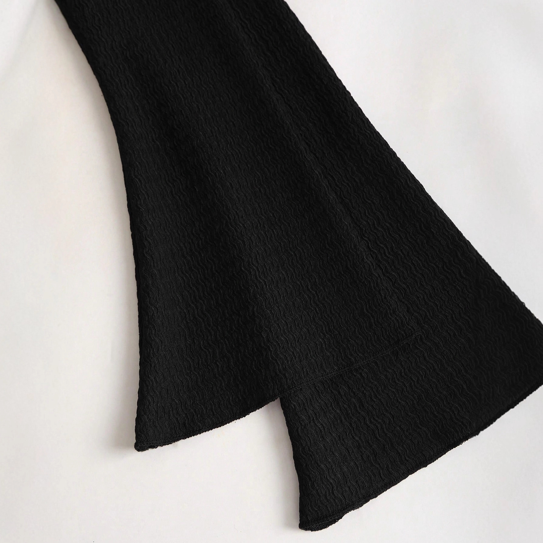 Robe midi ajustée avec col montant et boucle de ceinture_voghion.com