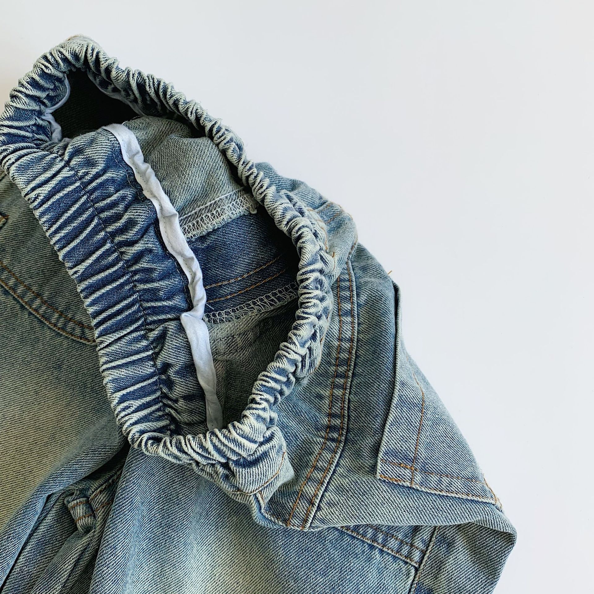 Jeans para niños Mai Bao2024 invierno nuevos productos para niños pequeños y medianos pantalones rectos de estilo extranjero para niños con pantalones casuales de bolsillo