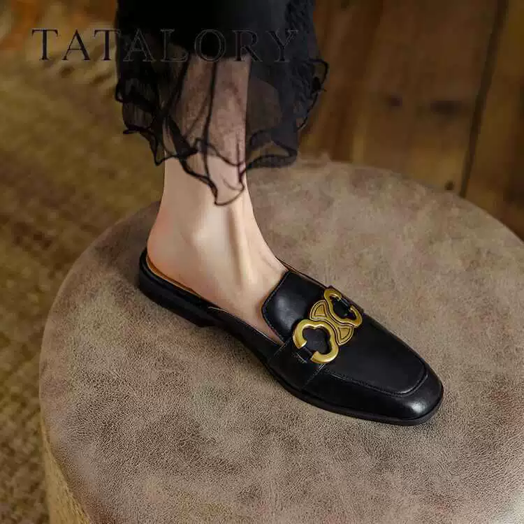 [В наличии] 799 новых стильных женских туфель-мюлей на массивном каблуке в стиле ретро с металлической пряжкой и заостренным носком, элегантные и универсальные туфли на плоской подошве из мягкой кожи.