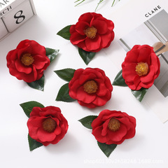 ツバキの花は花の花の頭を模倣して花を装飾します。
