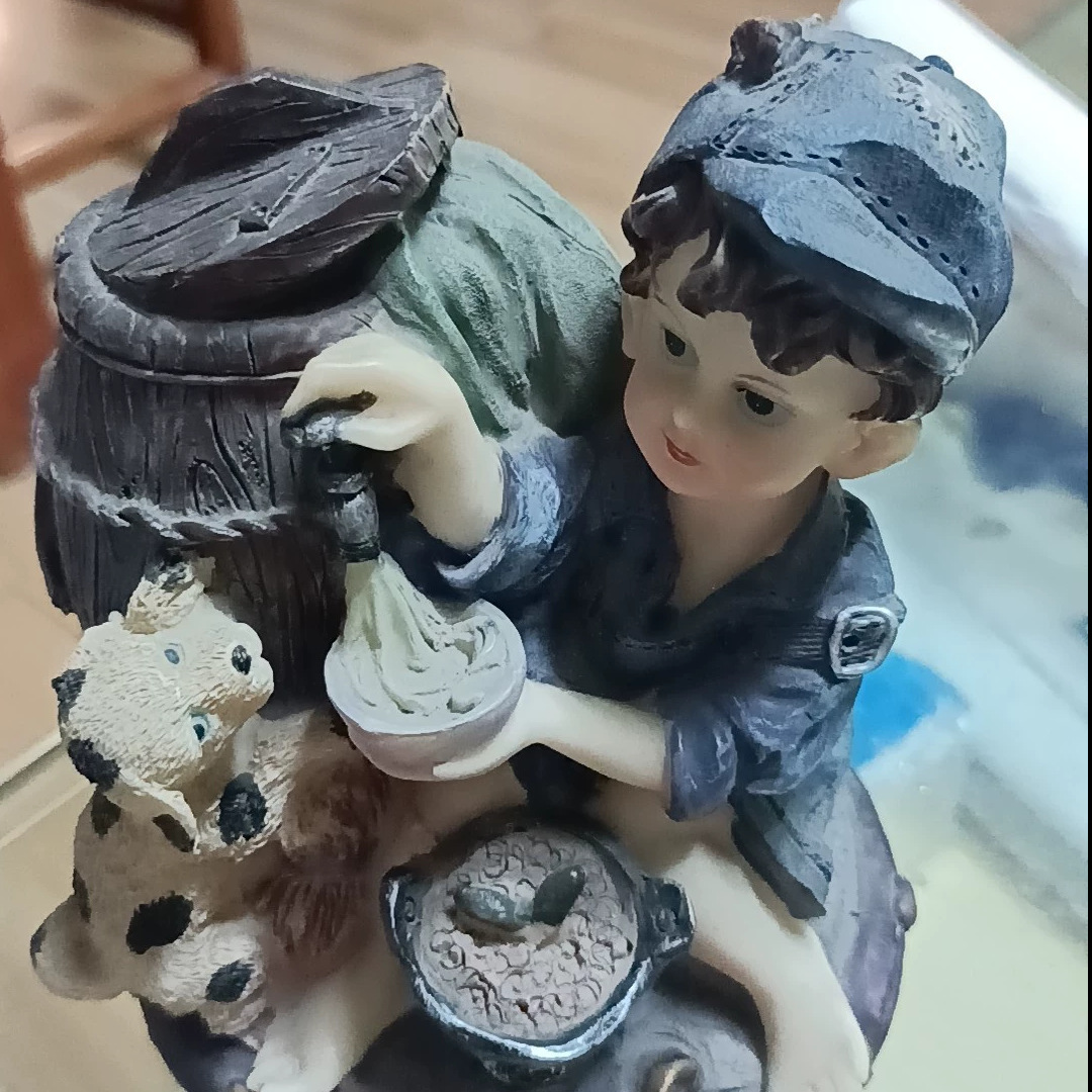 2025定制跨境新款树脂钱罐小男孩倒牛奶创意存钱罐玩具 摆件