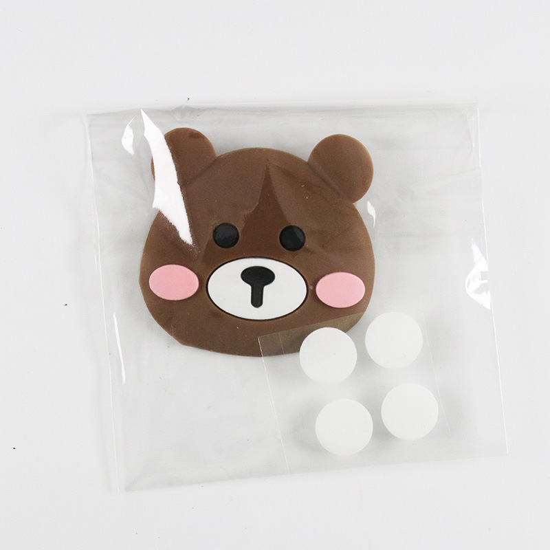 포장이 잘 된 짙은 갈색 홍당무 곰