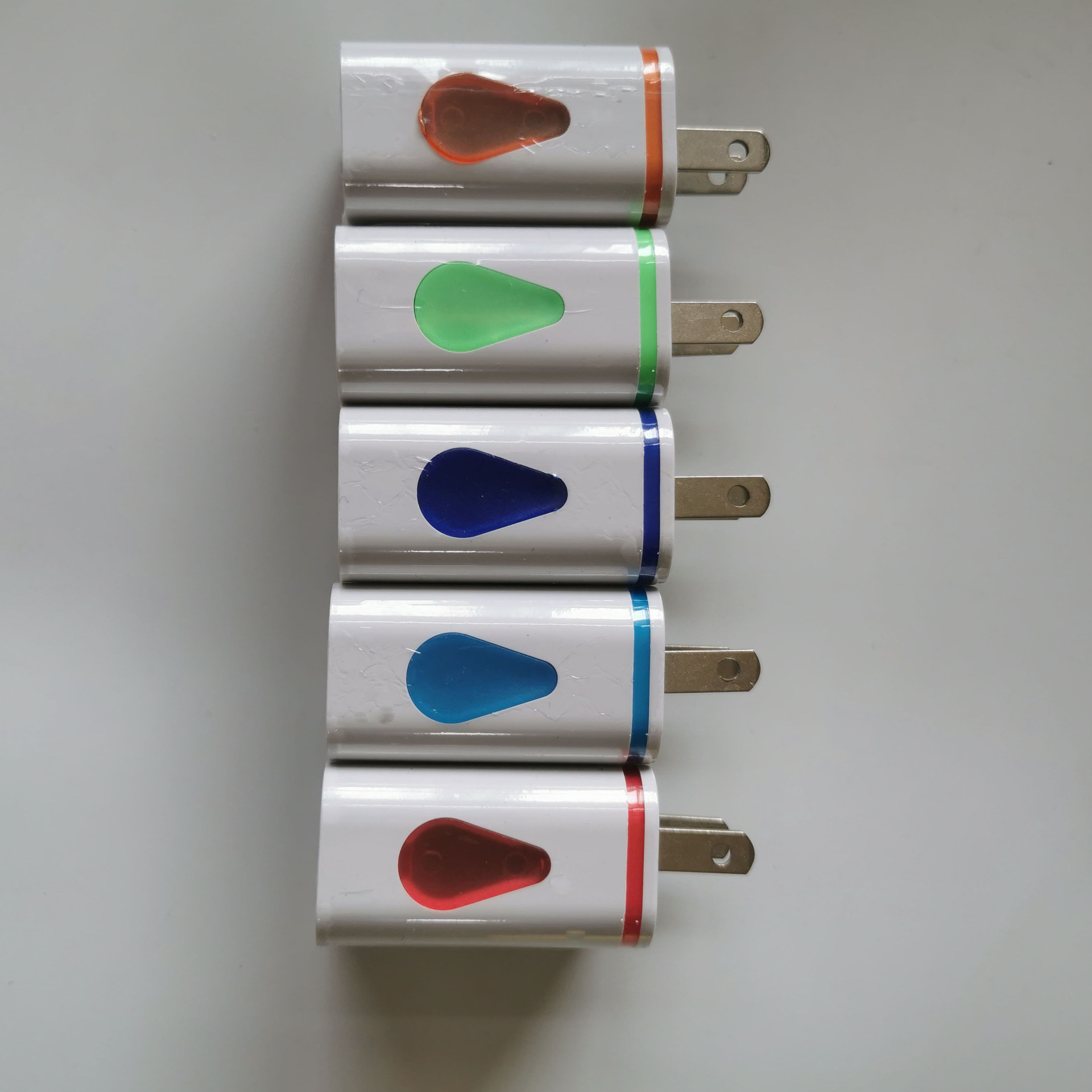 Suministro transfronterizo Dual USB gota de agua LED cargador luminoso estándar europeo estándar americano teléfono móvil 2.1A color cargador rápido