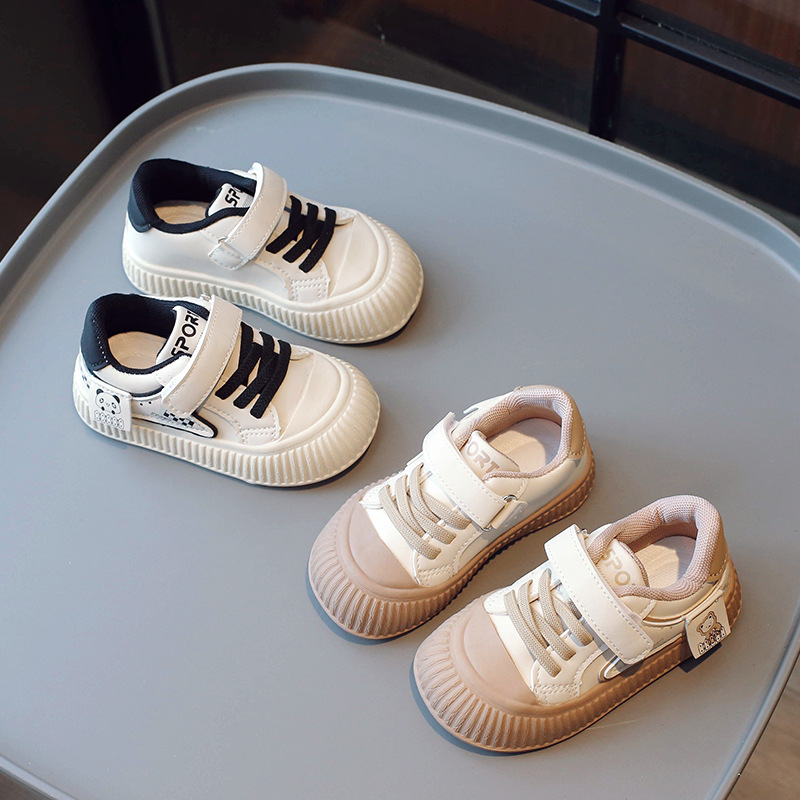 Zapatos de otoño 2024 para bebés y niños pequeños, zapatillas deportivas infantiles, zapatillas casuales para niños y niñas, zapatos planos de cuero, envío directo en una sola pieza.