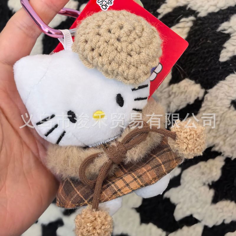 ハローキティのクリスマスプレゼントは彼女の親友に可愛いぬいぐるみのバッグのアクセサリーをプレゼントします。|undefined