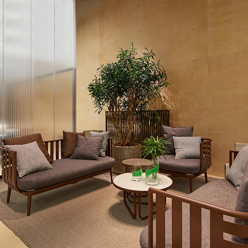 Sofá nórdico de hierro forjado al aire libre balcón patio silla de caña combinación de tres piezas moderno ocio terraza al aire libre mesa de té