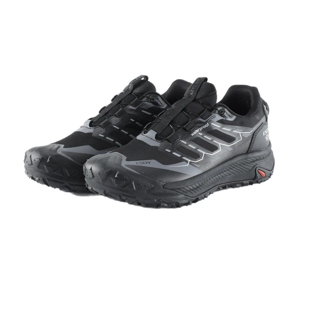 Vista lateral de la bota NANFOO mostrando el sistema de cordones y hebilla automática