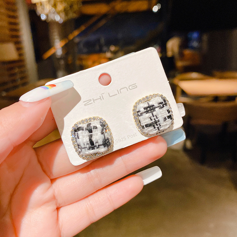 Retro cute earrings