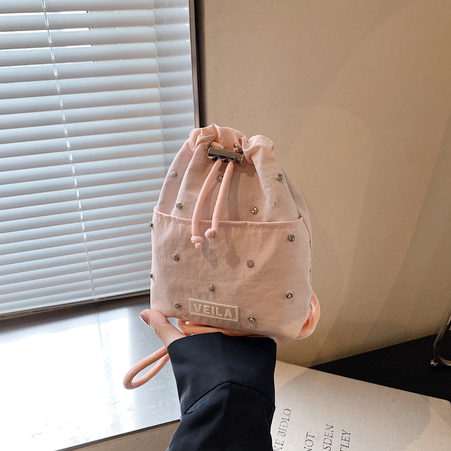2024 New Summer Niche Design Mobile Phone Bag Korean Style Rivet Bucket Bag Women's Simple One-Shoulder Cross-Body Bag