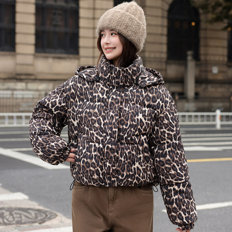 Transfronterizo 2025 otoño y invierno nueva chica caliente leopardo abrigo de algodón mujer gruesa chaqueta de cuello corto al por mayor