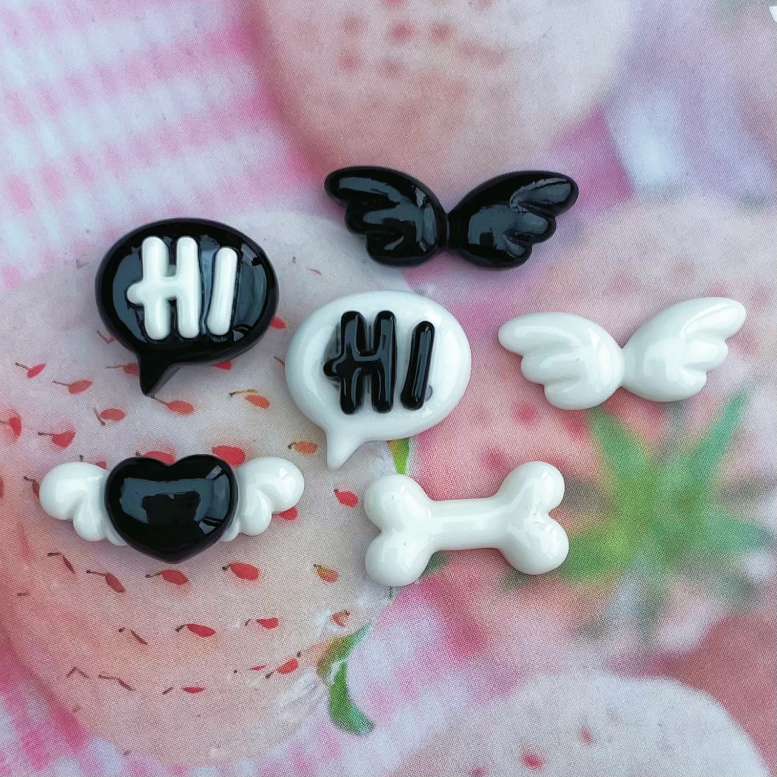 Alas negras hueso blanco brillante mini tamaño pequeño resina accesorios crema teléfono Shell clip de pelo negro y blanco pendientes