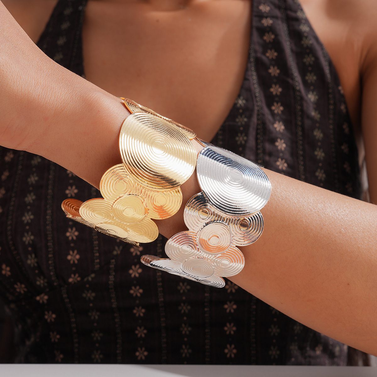 Europa y los Estados Unidos flores transfronterizas redondas estriado pulsera de moda simple pulsera de viento de alto nivel nicho joyas de diseño