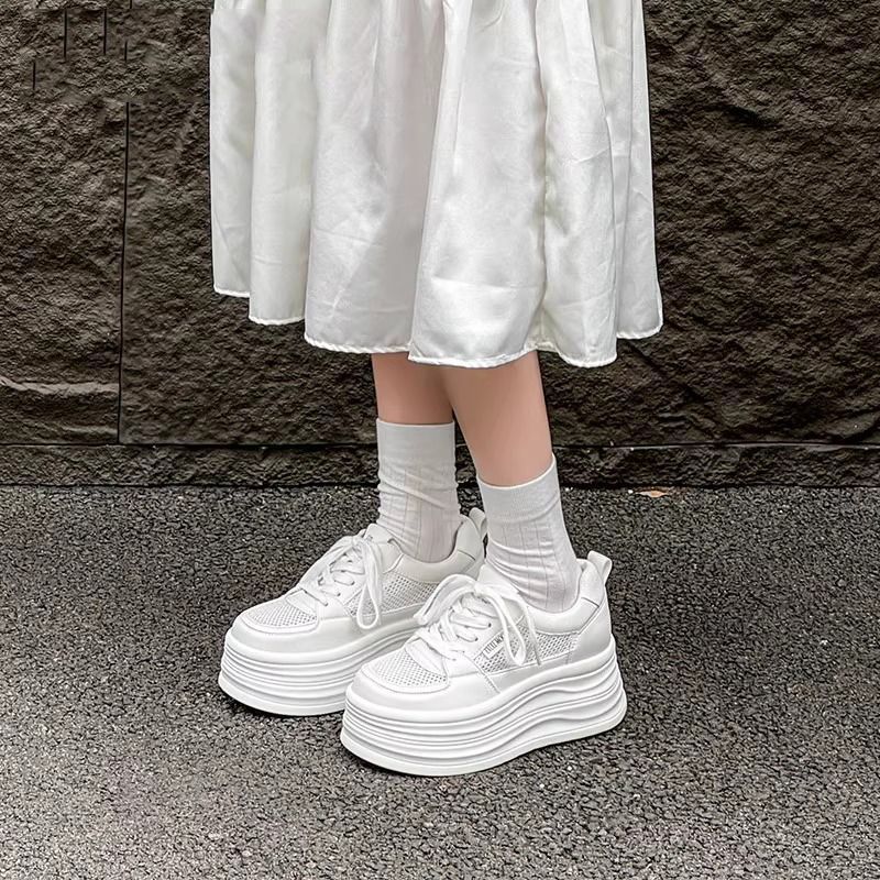Zapatos blancos de suela gruesa para mujer 2025 verano nuevo estilo malla transpirable moda todo-fósforo ligero realce deportes y zapatillas de deporte de ocio