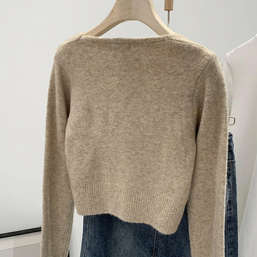 Pure & Alluring Autumn/Winter Red Square-Neck Knit Sweater: Women's Chic, Niche Design Top for Stylish Layering