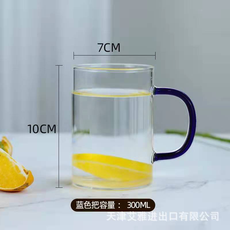 高ホウ素シリコングラスは取っ手のコップを持って水を飲みます。|undefined