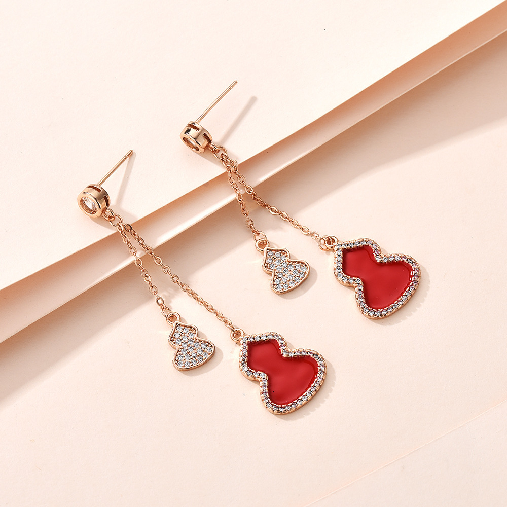 Amazon diamante completo dos pendientes de caballa niñas lujo ligero estilo de alta sensación pendientes temperamento universal joyas de orejas al por mayor