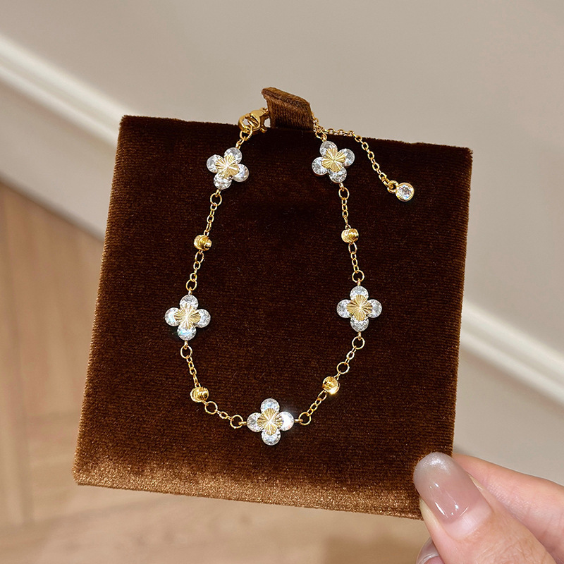Xiaohongshu Flashing Gold Laser Clover Bracelet for Women, Vintage Light Luxury Fashion High-End Niche Design Jewelry