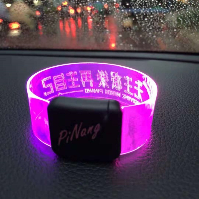 Fábrica al por mayor pulsera luminosa magnética LED colorida pulsera bar fiesta atmósfera alegría apoyos flash pulsera