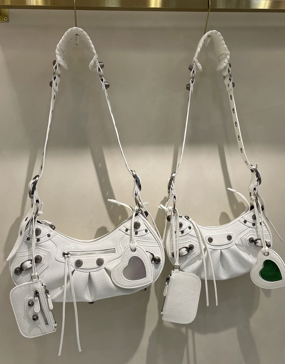 Bolso de locomotora de remache Le Cagole de alta calidad dulce y fresco chica caliente tres en uno bolso de media luna plisado de cuero bolso de axila