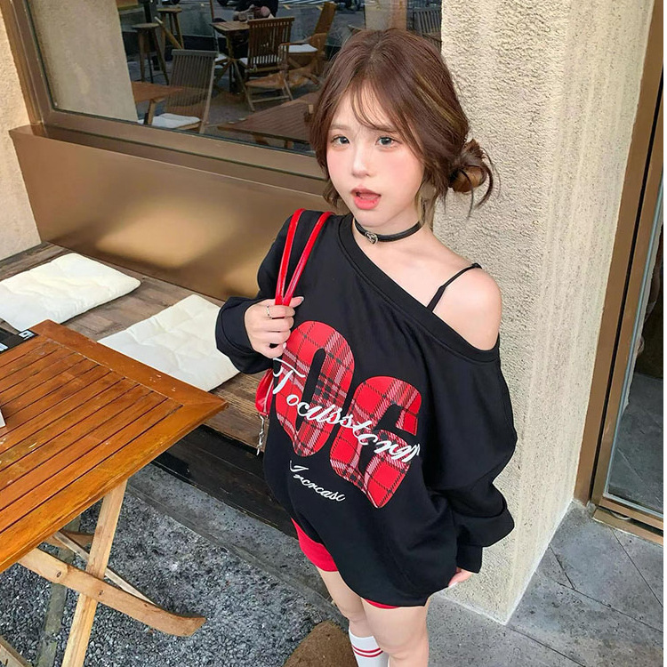 아메리칸 스타일 레트로 스파이스 소녀 한 캐릭터 칼라 크로스 숄더 땀 여성의 가을 2024 새로운 게으른 스타일 디자인 틈새