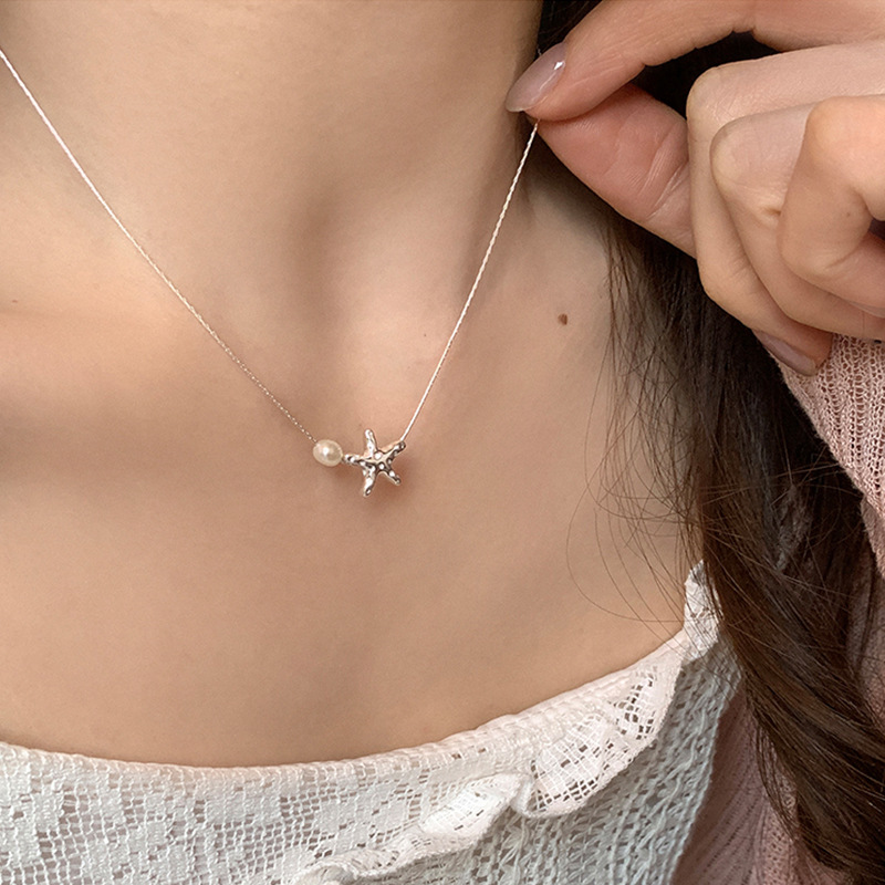 Minimalistic necklace pearl