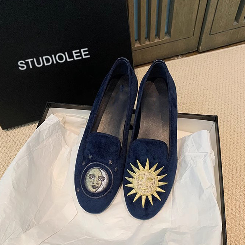 Nuevo estilo francés de otoño y invierno, bordado exquisito con un pedal de terciopelo plano con una base suave, zapatos de sol para mujeres.