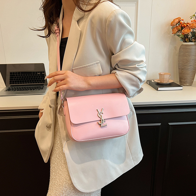 Nicho de diseño ligero y lujoso bolso de braza para mujeres 2024 nuevo estilo bolso de moda universal bolso de cadena de hombro