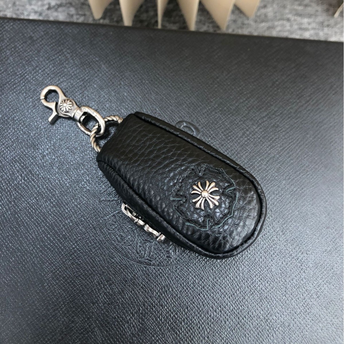 Trendy Brand Cross-Shaped First-Layer Cowhide Leather Keychain Bag Accessory with Lychee Pattern, Popular Model