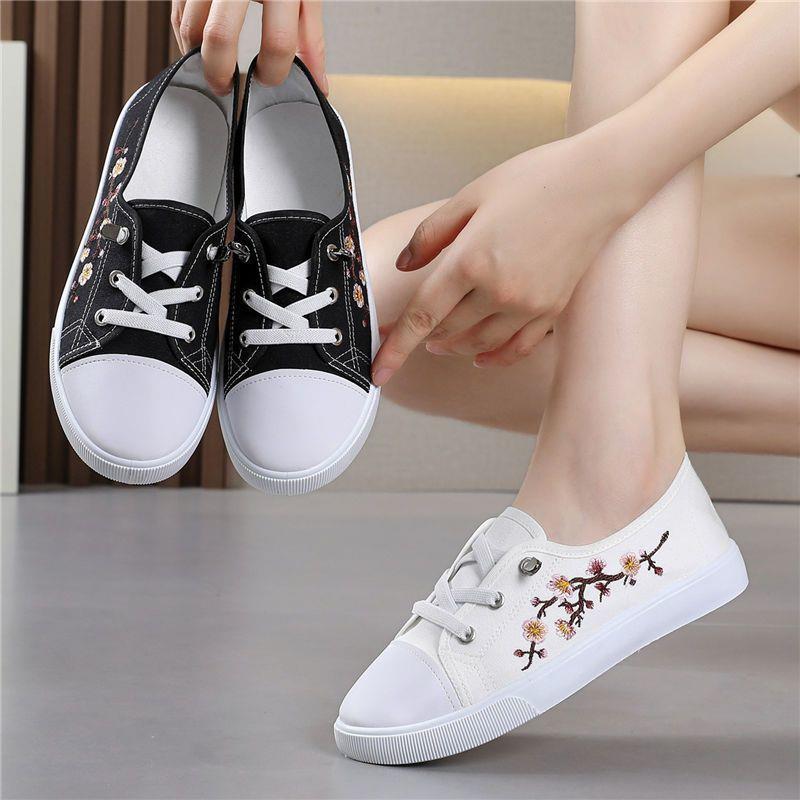 Zapatos de lona para mujeres 2026 nuevo verano plano versátil zapatos de mujer casuales negros blancos zapatos de skate de altura baja en la moda