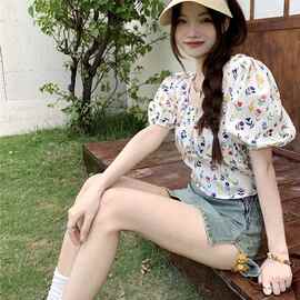 韩系甜美方领泡泡袖碎花短袖衬衫女夏小个子短款后背绑带露腰上衣