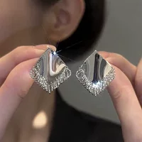 Новый легкий экстравагантный премиум-модный металлический круг с бахромой, зажим для ушей, серебряный квадратный темперамент, преувеличенный ветер без ушей