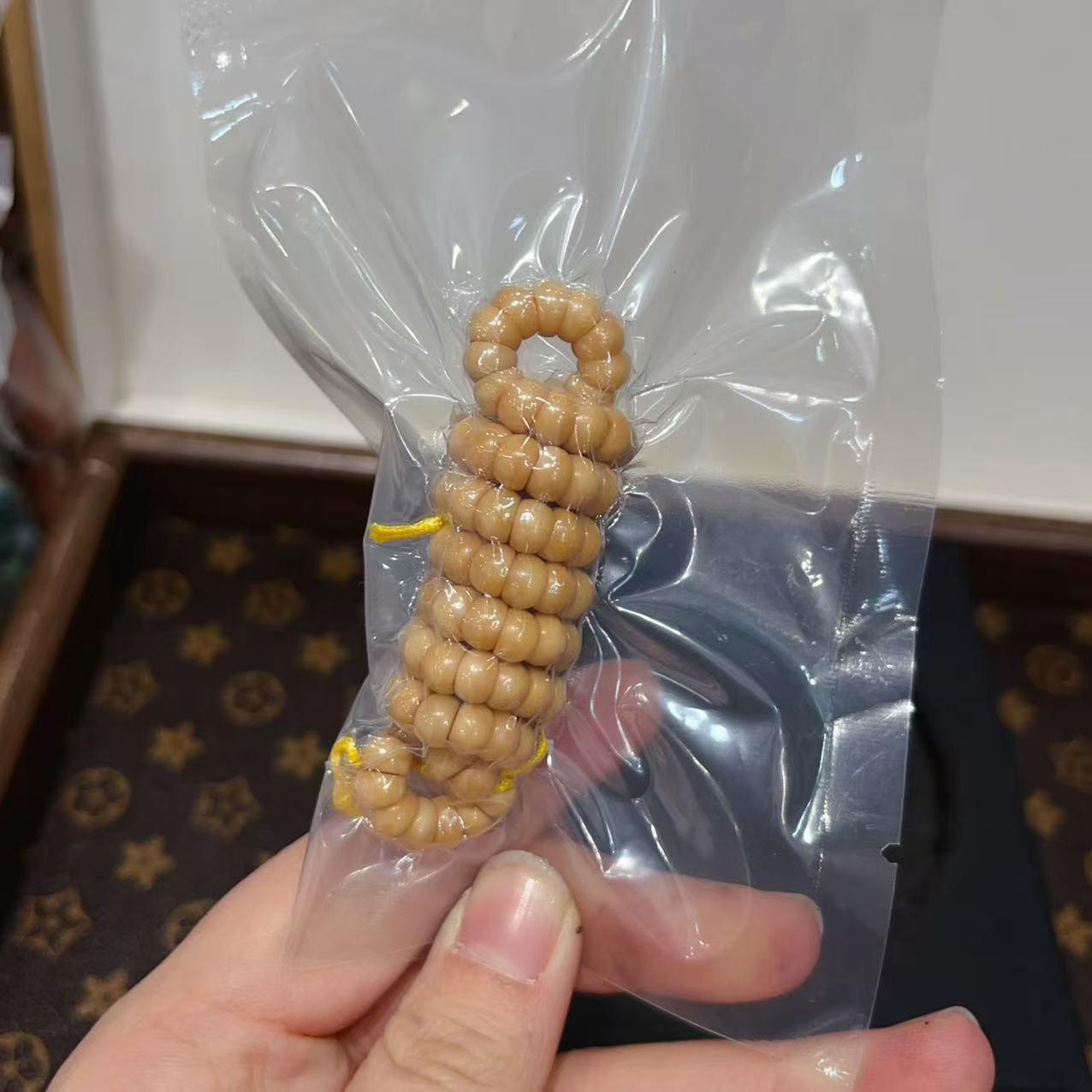 Handheld bracelet walnut