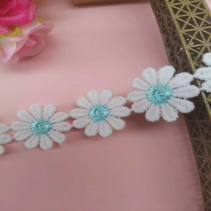 Fabricante de suministro directo de 2.5CM pequeña margarita agua bordada encaje de seda de leche de color encaje accesorios de ropa