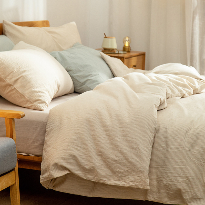Minimalistische beddengoedset van puur katoen met kreukeleffect_voghion.com