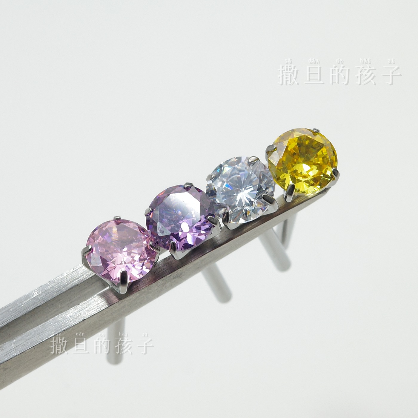 16G labret stud size and finish detail