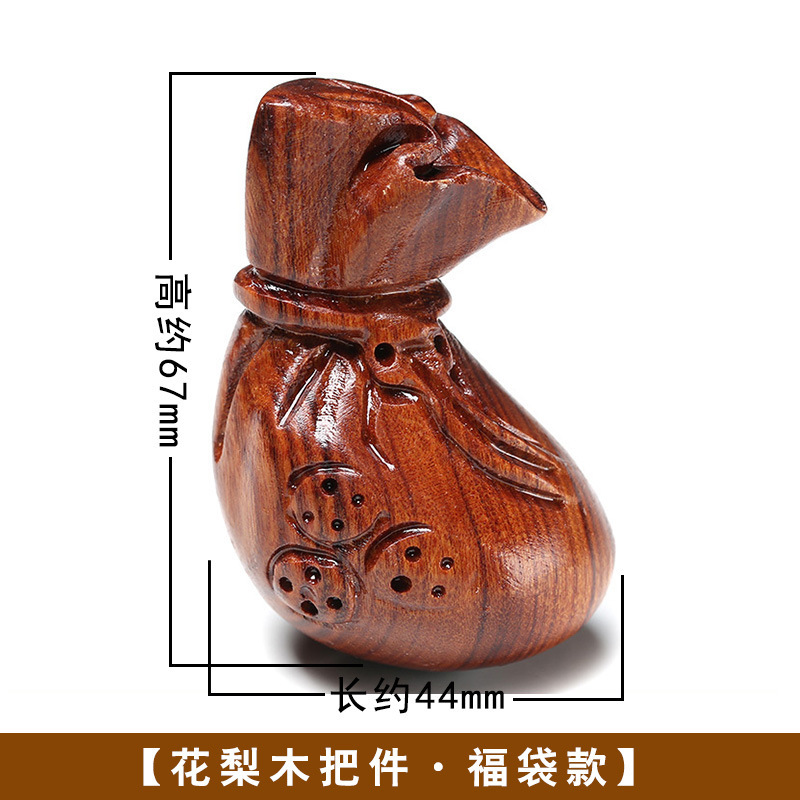 黄花梨の取っ手の件の木はクルミのヒョウタンの十二生肖の文を彫って赤い木の彫刻の小さい掛け金を彫って中実の置物を並べます。|undefined
