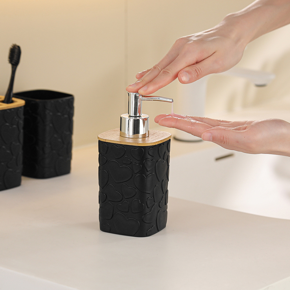 Baño de baño moderno amor en relieve 6 piezas de baño lujoso accesorios de baño botella de loción cepillo de dientes conjunto de tazas