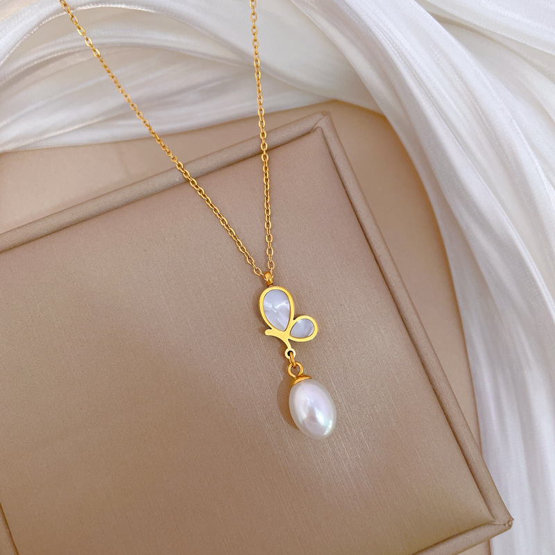 Collana donna in acciaio titanio con farfalla e perla minimalista_voghion.com
