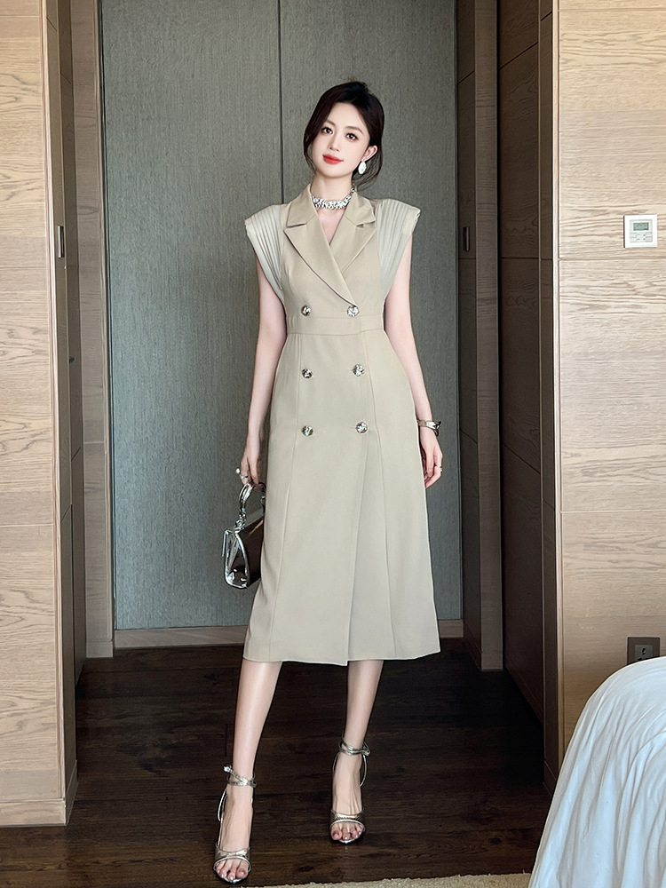 Đầm blazer nữ phong cách Anh cổ vest ve, dáng dài, cúc hai hàng, ôm eo — Màu camel
