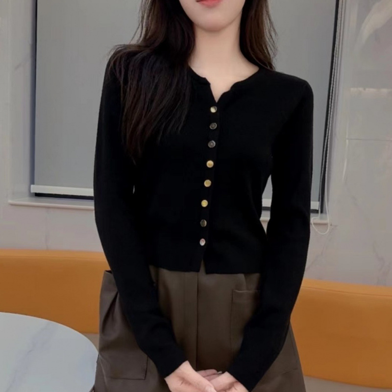 奶系穿搭早秋针织开衫女长袖上衣秋冬装新款韩系温柔风格显瘦毛衣