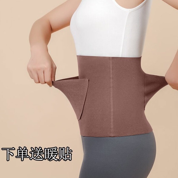 ポケット付きのベルト付きの女性はお腹を温めて胃を温めます。|undefined