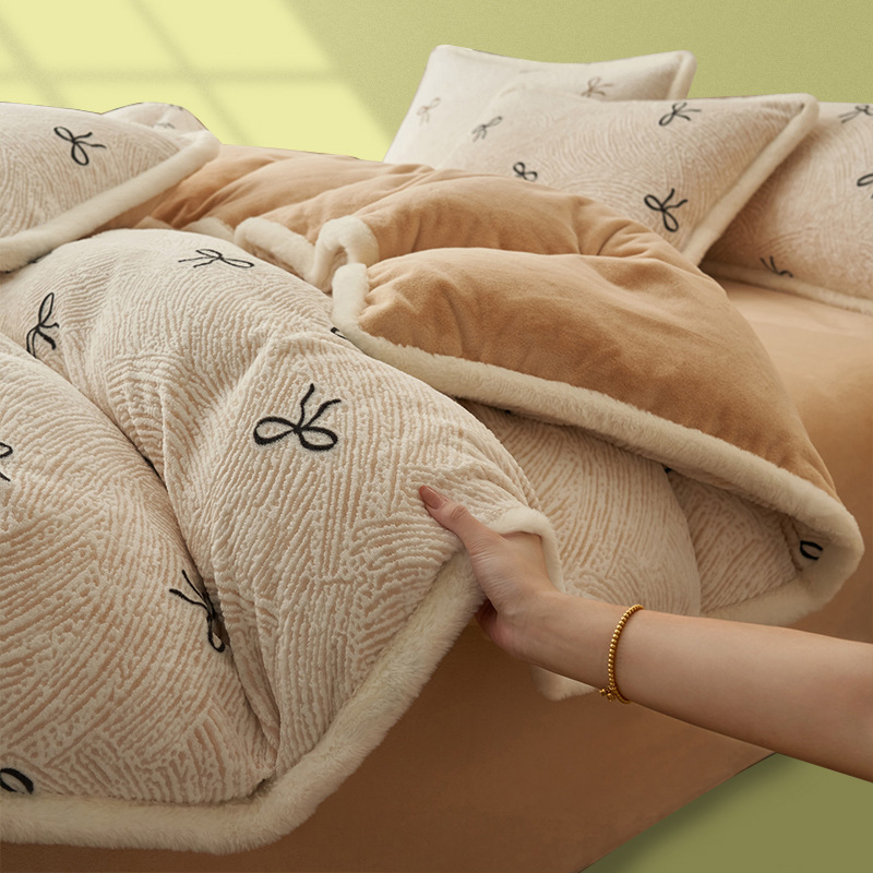 2025 nuevo otoño y invierno cálido sábanas de terciopelo de coral con colcha de cama de tres piezas